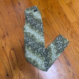 LiCi Fit Snake print v cut scrunch leggings